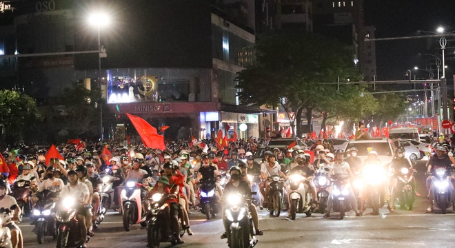 Mừng tuyển Việt Nam vô địch ASEAN Cup: Cầu Rồng kẹt cứng, CSGT căng mình phân luồng- Ảnh 14.