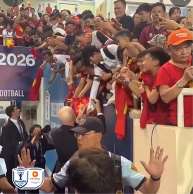 Chủ tịch FIFA bắt tay Th&agrave;nh Chung ch&uacute;c mừng, k&yacute; mỏi tay tặng CĐV Việt Nam- Ảnh 4.