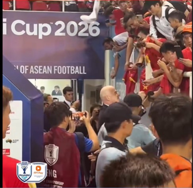 Chủ tịch FIFA bắt tay Th&agrave;nh Chung ch&uacute;c mừng, k&yacute; mỏi tay tặng CĐV Việt Nam- Ảnh 3.