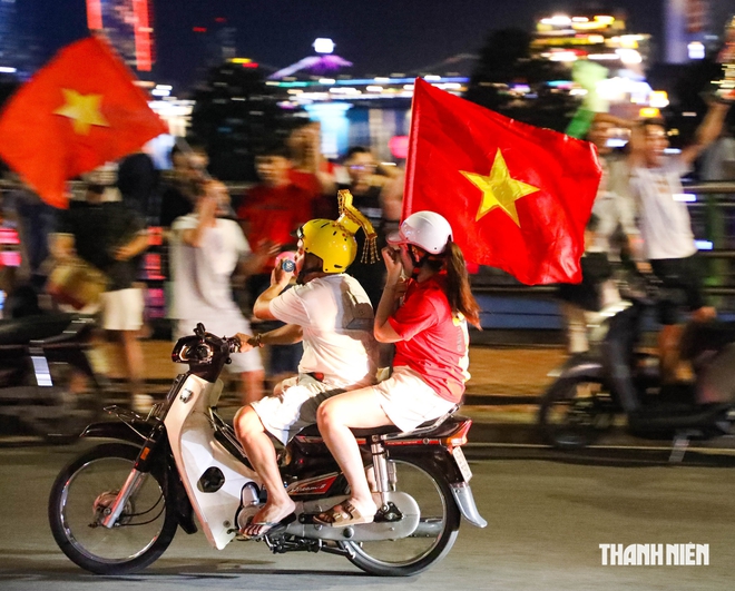 Mừng tuyển Việt Nam vô địch ASEAN Cup: Cầu Rồng kẹt cứng, CSGT căng mình phân luồng- Ảnh 4.