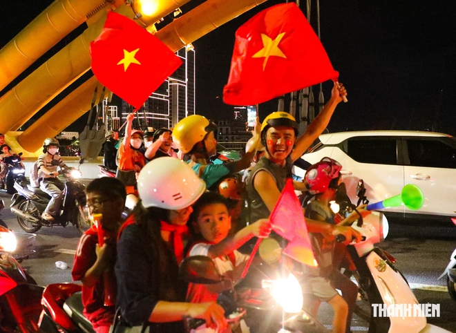 Mừng tuyển Việt Nam vô địch ASEAN Cup: Cầu Rồng kẹt cứng, CSGT căng mình phân luồng- Ảnh 6.