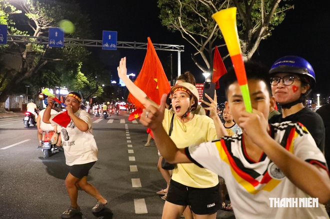 Mừng tuyển Việt Nam vô địch ASEAN Cup: Cầu Rồng kẹt cứng, CSGT căng mình phân luồng- Ảnh 3.