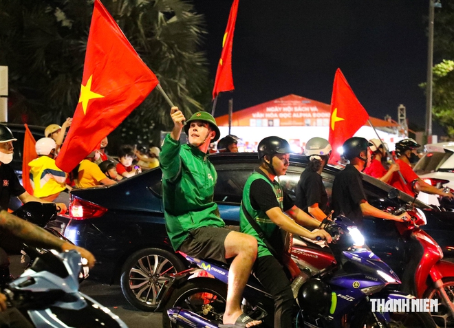 Mừng tuyển Việt Nam vô địch ASEAN Cup: Cầu Rồng kẹt cứng, CSGT căng mình phân luồng- Ảnh 5.