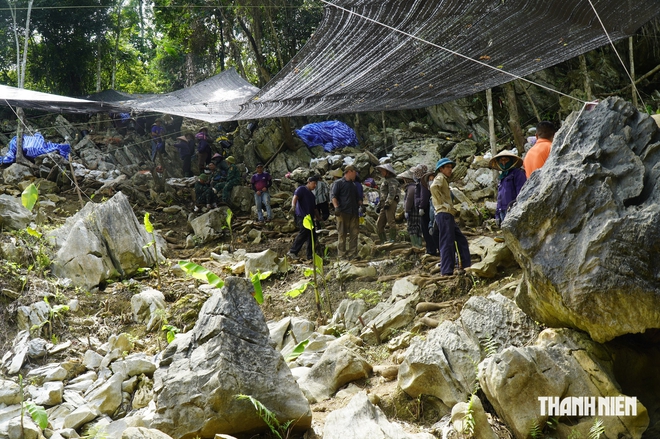 Đại sứ Mỹ băng rừng đến hiện trường t&igrave;m kiếm qu&acirc;n nh&acirc;n mất t&iacute;ch - Ảnh 5.