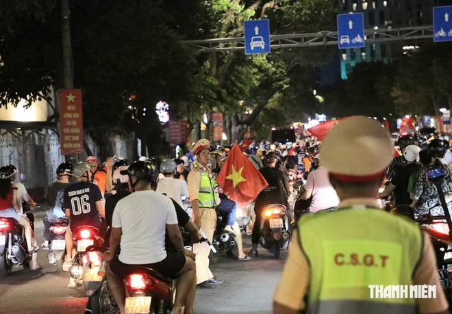 Mừng tuyển Việt Nam vô địch ASEAN Cup: Cầu Rồng kẹt cứng, CSGT căng mình phân luồng- Ảnh 8.