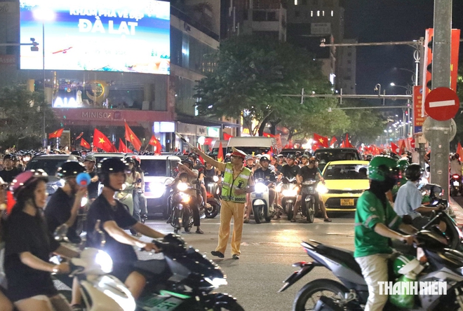 Mừng tuyển Việt Nam vô địch ASEAN Cup: Cầu Rồng kẹt cứng, CSGT căng mình phân luồng- Ảnh 7.