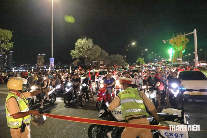 Mừng tuyển Việt Nam vô địch ASEAN Cup: Cầu Rồng kẹt cứng, CSGT căng mình phân luồng- Ảnh 9.