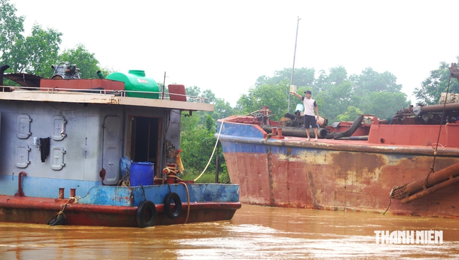 Giải cứu 2 tàu hút cát mắc kẹt dưới chân cầu- Ảnh 5.
