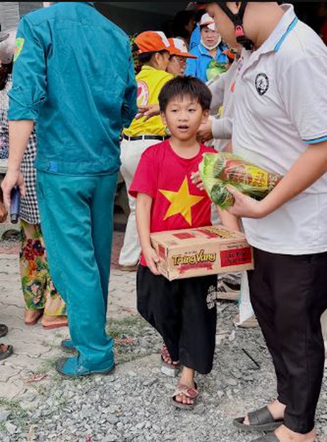 Một b&agrave;n tay trao đi, một b&agrave;n tay đ&oacute;n nhận - Ảnh 2.