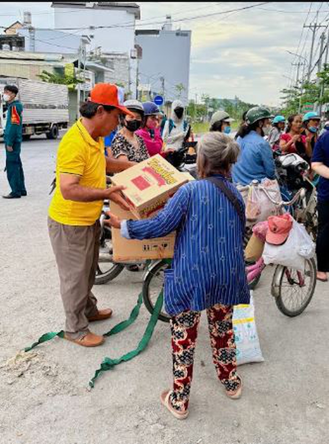 Một b&agrave;n tay trao đi, một b&agrave;n tay đ&oacute;n nhận - Ảnh 3.