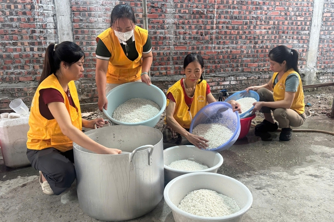 Những nồi cháo 0 đồng và hành trình của hàng trăm người khoác áo từ bi - Ảnh 2.