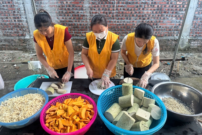 Những nồi cháo 0 đồng và hành trình của hàng trăm người khoác áo từ bi - Ảnh 3.