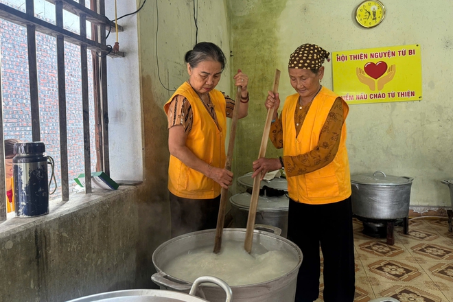 Những nồi cháo 0 đồng và hành trình của hàng trăm người khoác áo từ bi - Ảnh 5.