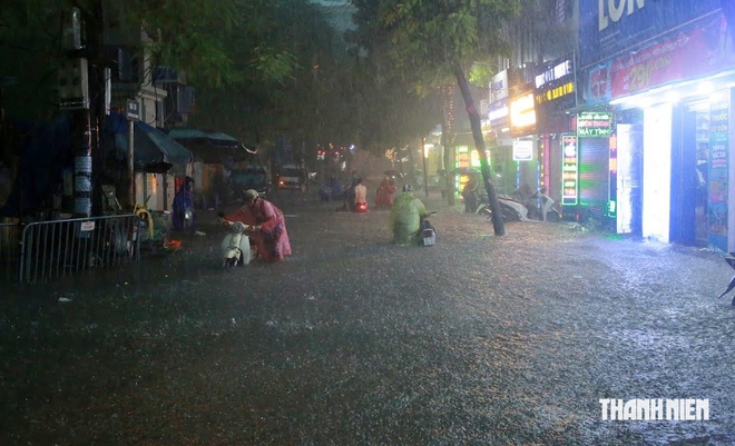 Nhiều tuyến đường Hà Nội úng ngập, xe chết máy hàng loạt - Ảnh 12.