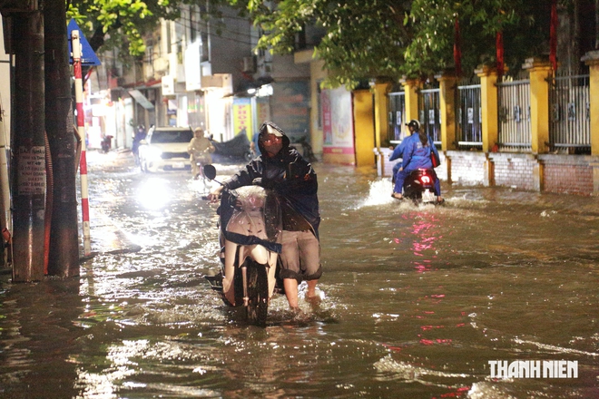 Nhiều tuyến đường Hà Nội úng ngập, xe chết máy hàng loạt - Ảnh 3.
