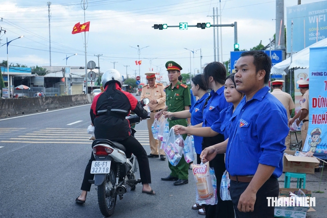 Trạm dừng chân nghĩa tình tiếp sức người dân về miền Tây nghỉ lễ 2.9- Ảnh 4.