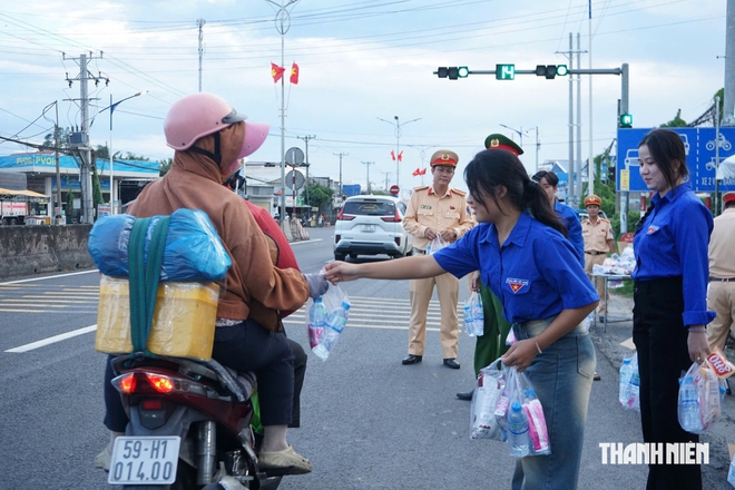 Trạm dừng chân nghĩa tình tiếp sức người dân về miền Tây nghỉ lễ 2.9- Ảnh 3.