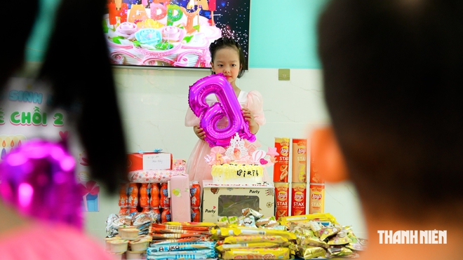 5 năm &lsquo;C&ugrave;ng con đi tiếp cuộc đời&rsquo;: Mẹ ở tr&ecirc;n trời, ngoại ở b&ecirc;n con - Ảnh 6.
