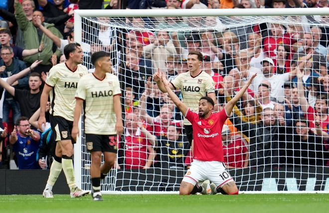 M.U thắng ngược Hull City gây tranh cãi, HLV Xabi quyết định lạ giúp Chelsea giành trọn 3 điểm- Ảnh 5.