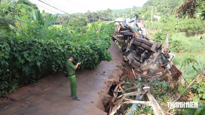 Cầu Đắk Lung bị sập: C&acirc;y cầu lịch sử, ghi dấu 300 đồng b&agrave;o thiệt mạng - Ảnh 1.