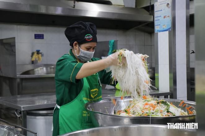 Suất ăn 20.000 - 22.000 đồng, doanh nghiệp nói khó cân đối dinh dưỡng - Ảnh 2.