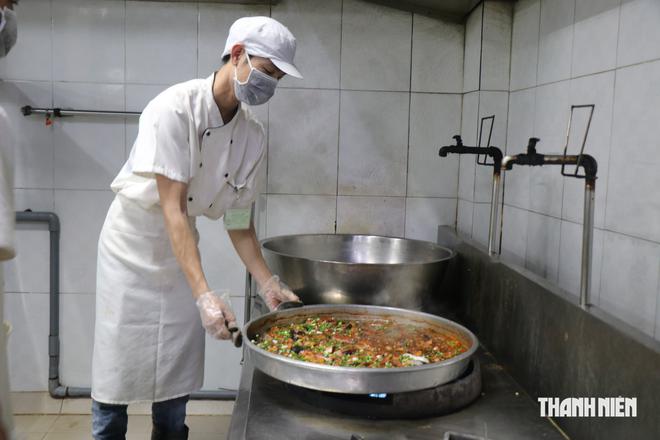 Suất ăn 20.000 - 22.000 đồng, doanh nghiệp nói khó cân đối dinh dưỡng - Ảnh 1.