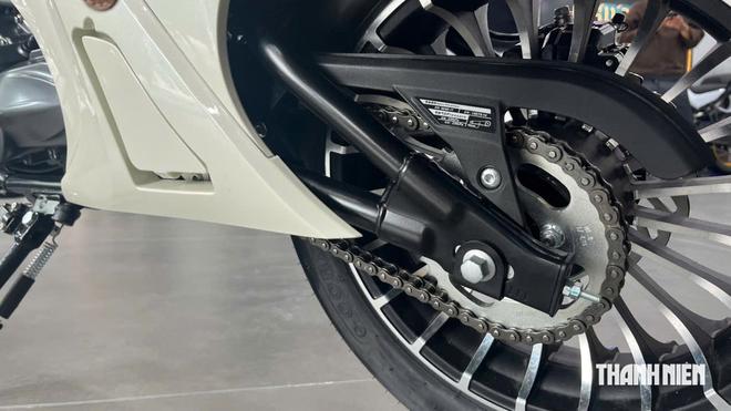 Xe tay ga d&aacute;ng lạ sản xuất tại Trung Quốc bất ngờ xuất hiện tại Việt Nam - Ảnh 9.