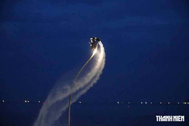 Mãn nhãn xem 'phi hành gia' thắp sáng biển Quy Nhơn bằng flyboard- Ảnh 2.