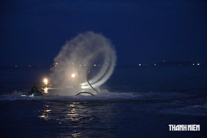 Mãn nhãn xem 'phi hành gia' thắp sáng biển Quy Nhơn bằng flyboard- Ảnh 6.