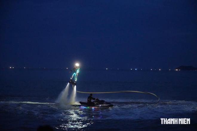 Mãn nhãn xem 'phi hành gia' thắp sáng biển Quy Nhơn bằng flyboard- Ảnh 4.