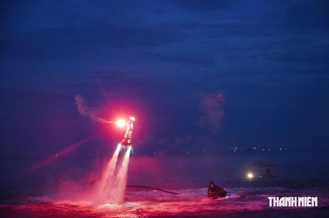 Mãn nhãn xem 'phi hành gia' thắp sáng biển Quy Nhơn bằng flyboard- Ảnh 8.