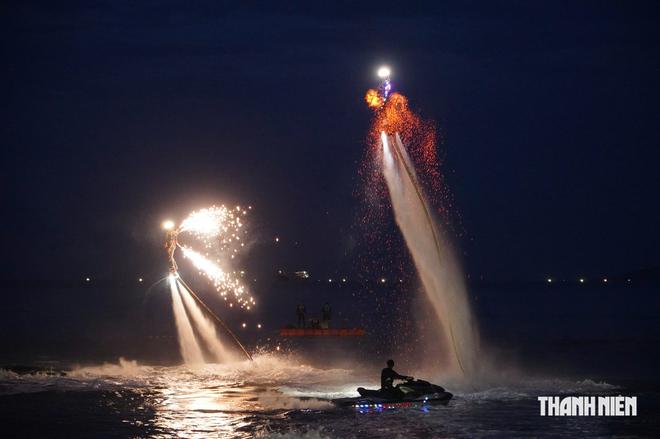 Mãn nhãn xem 'phi hành gia' thắp sáng biển Quy Nhơn bằng flyboard- Ảnh 7.