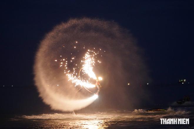 Mãn nhãn xem 'phi hành gia' thắp sáng biển Quy Nhơn bằng flyboard- Ảnh 9.