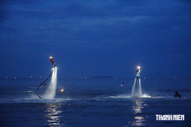 Mãn nhãn xem 'phi hành gia' thắp sáng biển Quy Nhơn bằng flyboard- Ảnh 3.