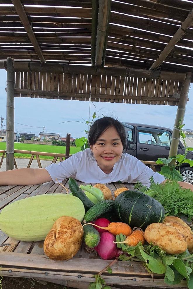 Cô gái Việt trồng vườn rau xanh tốt ở Nhật, ăn không hết còn mang tặng- Ảnh 1.