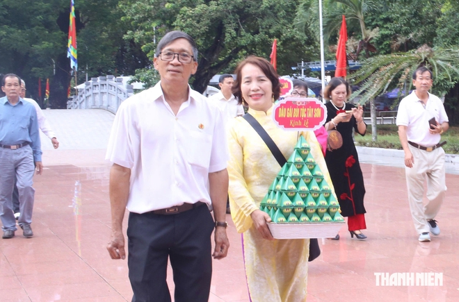 Người dân xin gì ở lễ giỗ Hoàng đế Quang Trung - Ảnh 2.