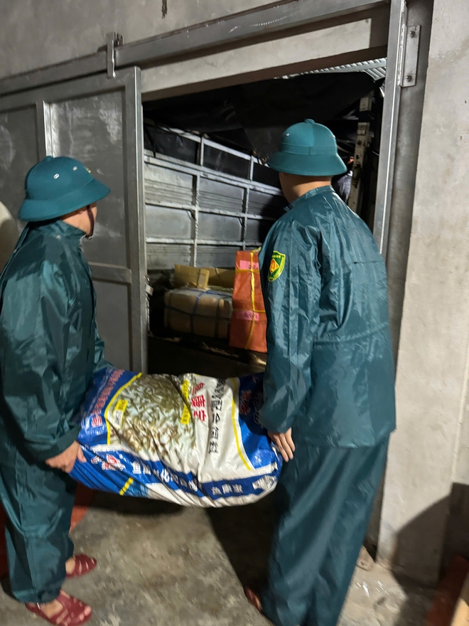Nước s&ocirc;ng S&ecirc; P&ocirc;n d&acirc;ng cao, di dời ngay trong đ&ecirc;m h&agrave;ng trăm người ở Lao Bảo- Ảnh 3.