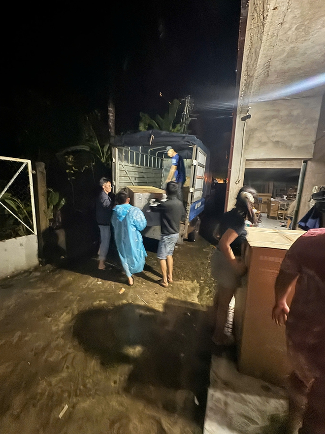 Nước s&ocirc;ng S&ecirc; P&ocirc;n d&acirc;ng cao, di dời ngay trong đ&ecirc;m h&agrave;ng trăm người ở Lao Bảo- Ảnh 4.