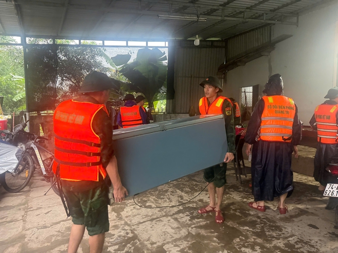 Cận cảnh bộ đội lội nước giúp dân vùng biên Lao Bảo gặp ngập lụt bất ngờ - Ảnh 14.