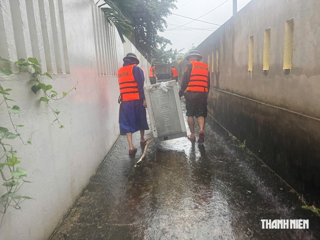 Cận cảnh bộ đội lội nước giúp dân vùng biên Lao Bảo gặp ngập lụt bất ngờ - Ảnh 12.