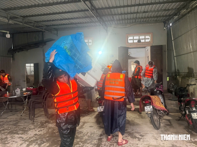 Cận cảnh bộ đội lội nước giúp dân vùng biên Lao Bảo gặp ngập lụt bất ngờ - Ảnh 13.