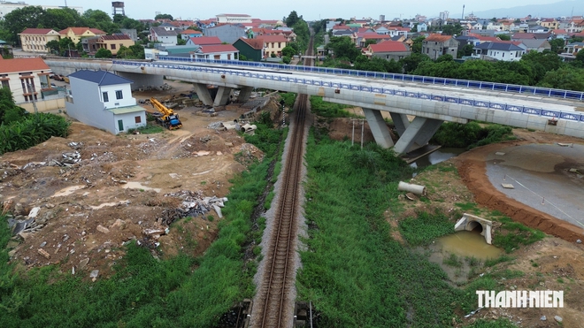 Dự án cầu vượt đường sắt Đồng Hới từng thi công ì ạch giờ ra sao?- Ảnh 3.