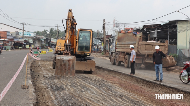 Đường chi ch&iacute;t "ổ voi" ở Đồng Nai được sửa chữa sau phản &aacute;nh của B&aacute;oThanhNi&ecirc;n - Ảnh 6.