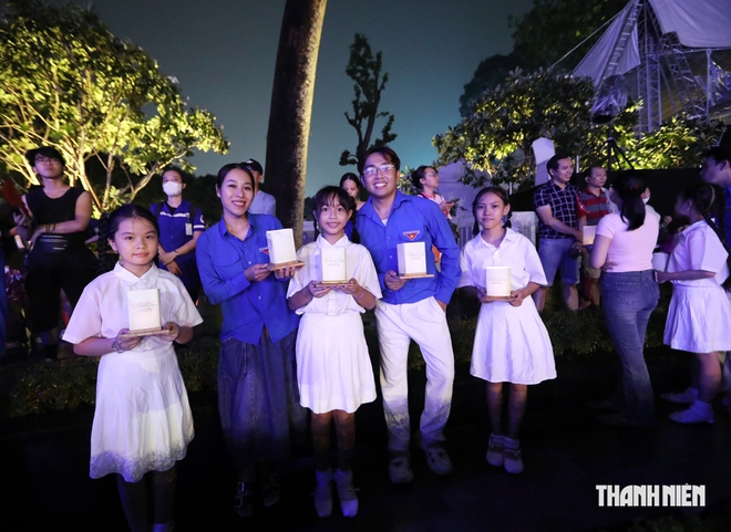 Dàn nghệ sĩ 'đội mưa', chung lòng cho một đêm nghệ thuật ý nghĩa- Ảnh 13.
