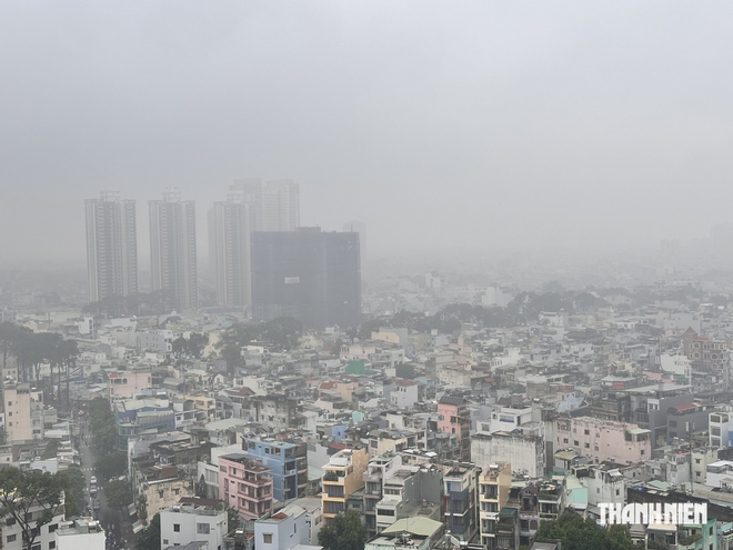 TP.HCM trời mù cả ngày do sương hay ô nhiễm không khí? - Ảnh 1.