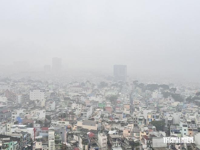 TP.HCM trời mù cả ngày do sương hay ô nhiễm không khí? - Ảnh 2.