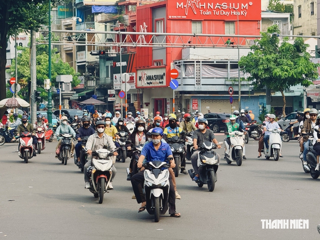 Ngày đầu vòng xoay ngã 6 Cộng Hòa lắp đèn: Xe máy được đi vẫn đứng chờ - Ảnh 6.