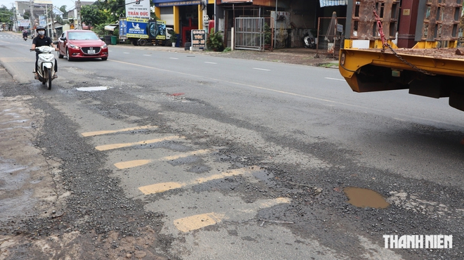 Đường Nguyễn Huệ (phường Bình Phước) bao giờ được sửa chữa? - Ảnh 11.