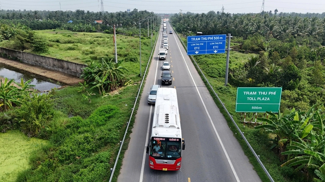 Va chạm xe tải và xe cứu thương trên cao tốc, 4 người bị thương- Ảnh 3.