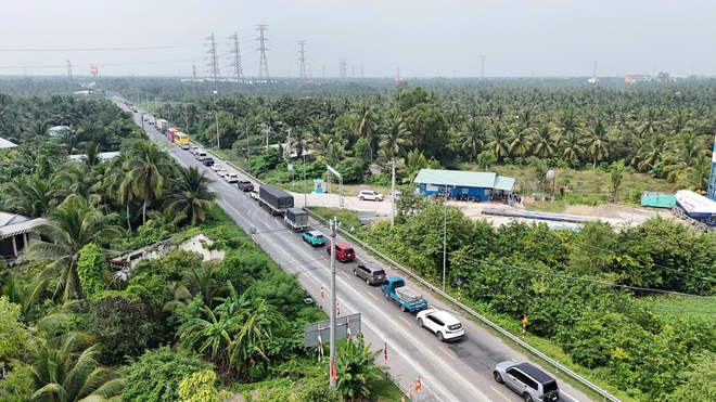 Va chạm xe tải và xe cứu thương trên cao tốc, 4 người bị thương- Ảnh 2.
